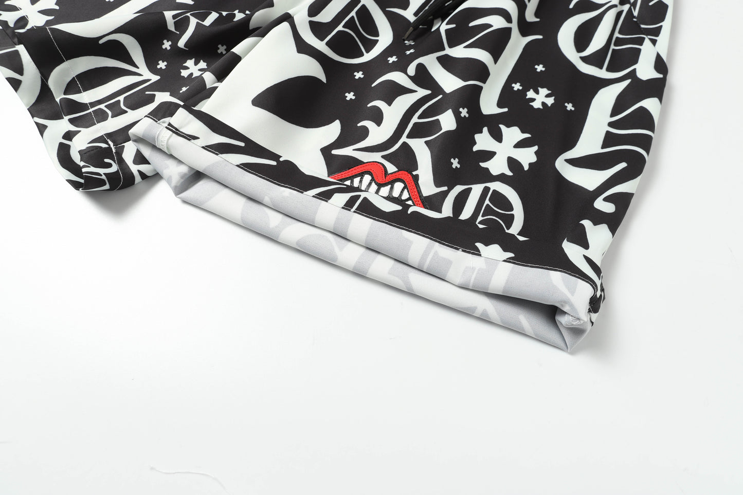 Chrome Hearts 新登場の速乾性半袖シャツが大人気