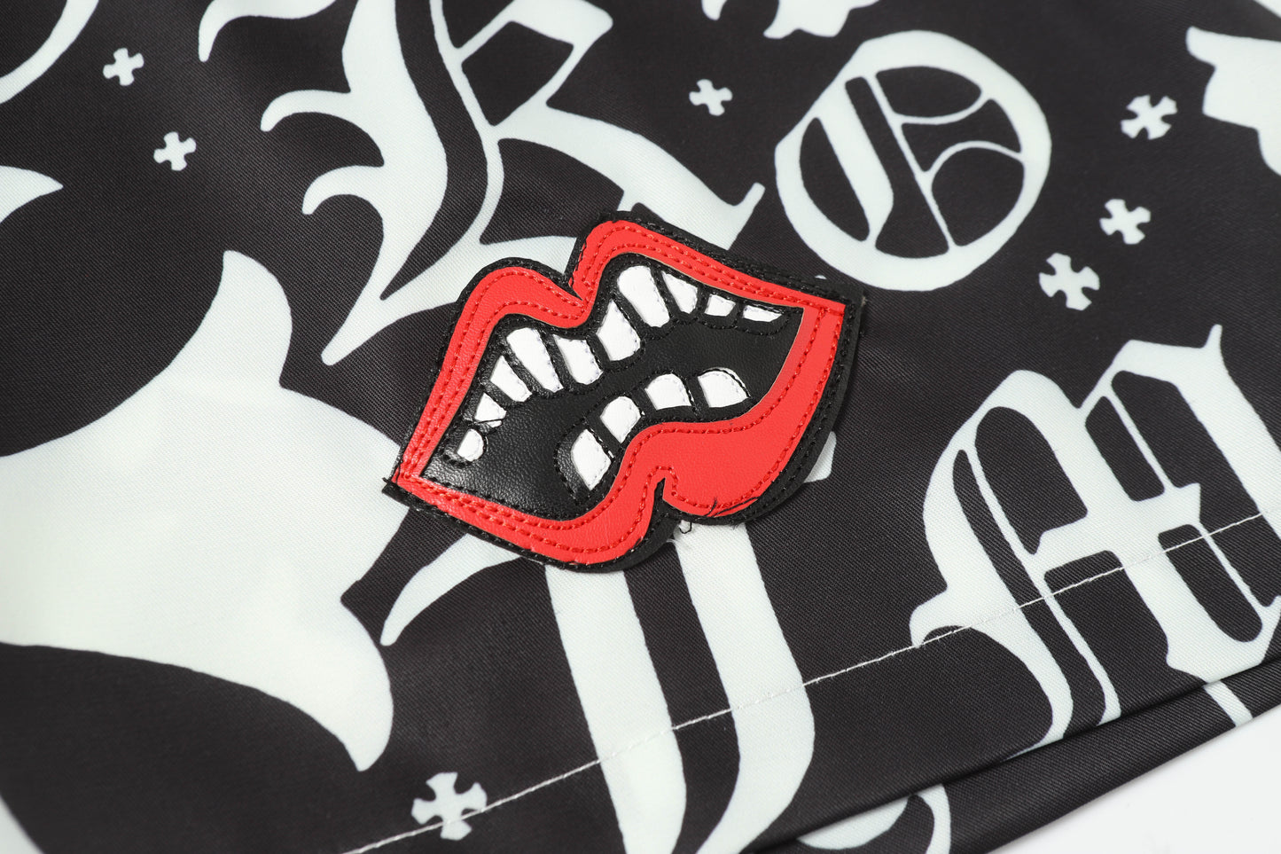 Chrome Hearts 新登場の速乾性半袖シャツが大人気