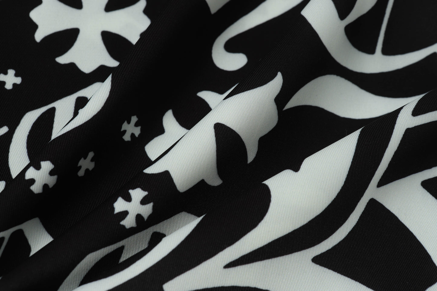 Chrome Hearts 新登場の速乾性半袖シャツが大人気